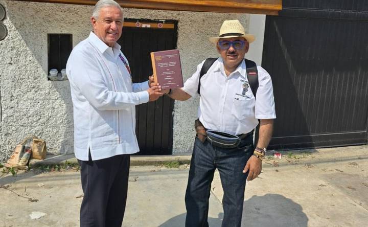 Lord Molécula se queda con las ganas de encontrar a AMLO en "La Chingada" y se arma foto con IA