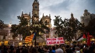 Miles de personas protestan en Valencia a un año de inundaciones que dejaron 229 muertos; piden dimisión del presidente regional