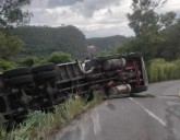 APARATOSA VOLCADURA DE CAMIÓN TIPO TORTON