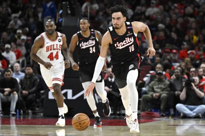Magic sign former Arkansas G Johnell Davis, waive F Justin Minaya