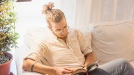 Los rasgos comunes de las personas que prefieren quedarse en casa sin socializar
