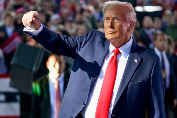 Trump arremete contra Petro y anuncia aranceles a Colombia
