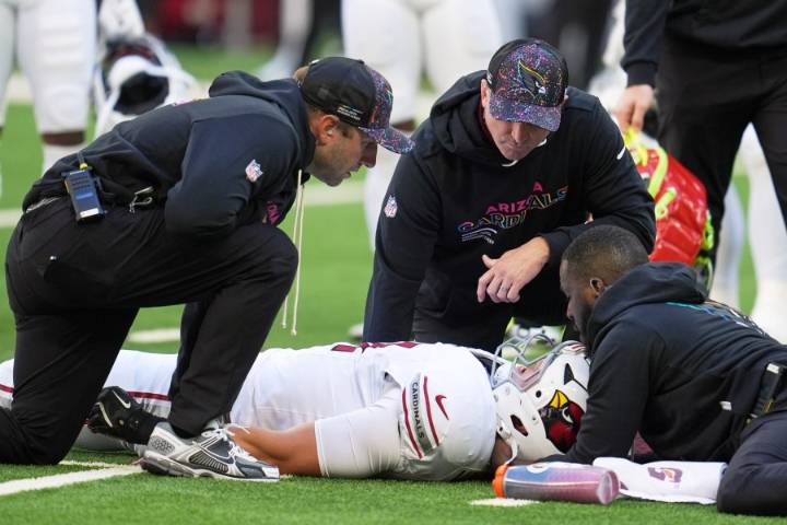 Cardinals lose tight end Travis Vokolek with a neck injury in first quarter of Colts game