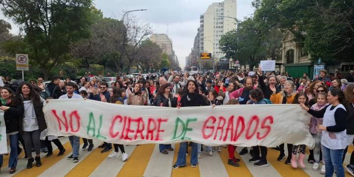 Baja de natalidad y educación: las escuelas porteñas cierran grados y docentes y familias toman medidas para evitarlo