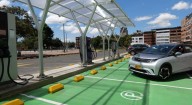 Récord en ventas eléctricas en Colombia: el freno lo pone la falta de cargadores