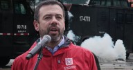 Galán pide a la Fiscalía investigar ataques con explosivos y flechas cerca de la Embajada de EE. UU.