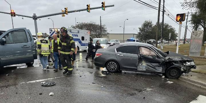 Car crash blocks road in Snow Hill