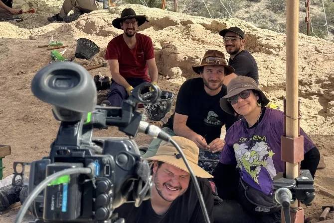 Hallaron el cráneo de un dinosaurio "misterioso" en el vivo paleontológico del CONICET