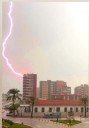 La viral imagen del rayo que ha incendiado una palmera en Cullera