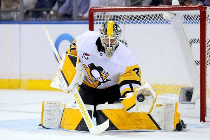 NHL roundup: Panthers raise Cup banner, edge Blackhawks