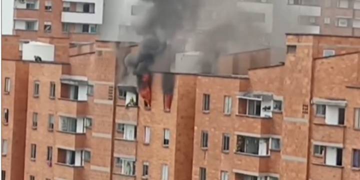 Una bombera resultó herida en incendio en Medellín: en video quedó la emergencia