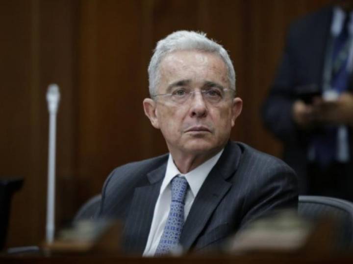 Juez compulsó copias contra Álvaro Uribe por dos asesinatos en los 90