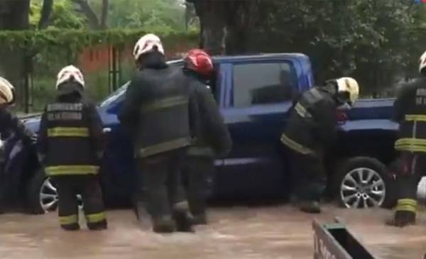 Una Amarok quedó atascada tras la rotura de un caño