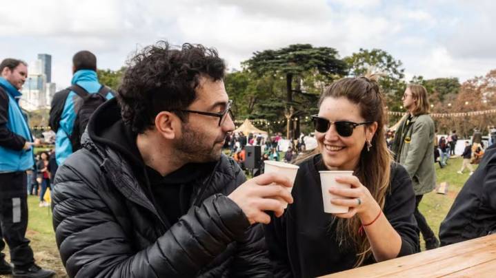 Cafecito BA llega a Recoleta: cafés de especialidad, pastelería y música en vivo
