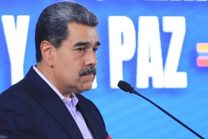 Maduro rechaza "golpes de Estado de la CIA" y pide paz y respeto a la soberanía