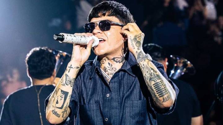Junior H es vetado y recibe multa de miles de pesos por cantar corridos en su concierto