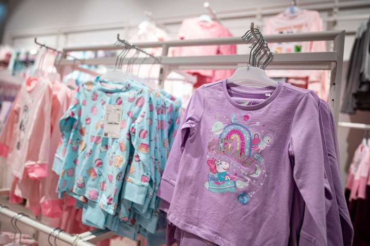 Major clothing chain closing 150 stores, cutting jobs amid tariffs