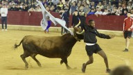 Un joven arranca los aplausos del público por su rapidez en la plaza de toros de Zaragoza