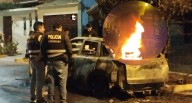 ¡Atentado en Huacho! Delincuente incendió la camioneta del comisario frente a su casa en venganza por operativos En plena madrugada, un sujeto encapuchado prendió fuego al vehículo del comandante Migu