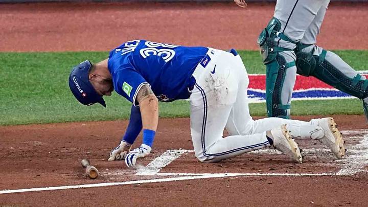 Blue Jays’ Lukes removed vs. Mariners after fouling ball off knee