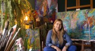 Liz Ángeles inaugura en Barranco “Espejismos”, una selva onírica de color y memoria