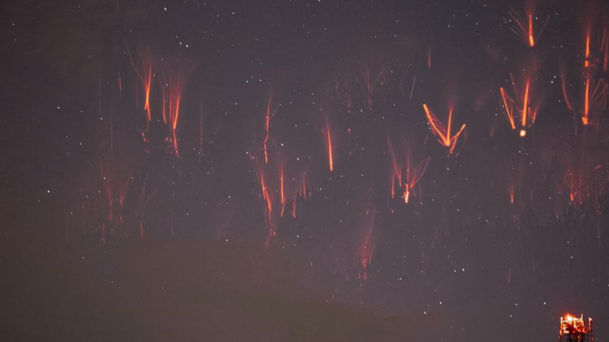Un fotógrafo español cuenta en 'El País' cómo capturó la histórica imagen de los 'rayos rojos'