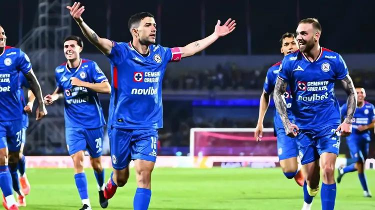 Cruz Azul derrota a América en clásico capitalino y se afianza como candidato al título