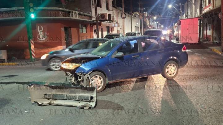 Auto 'fantasma' se pasa el rojo y choca contra abuelita; su nieto no pudo llegar a la escuela