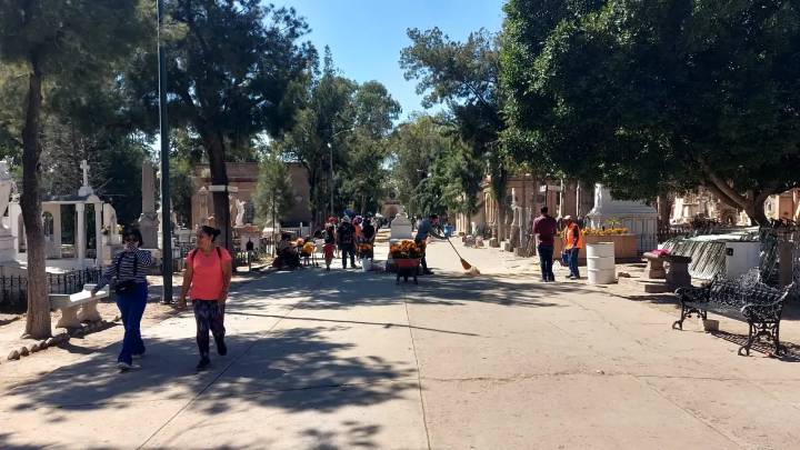 Esperan 20% más visitantes en panteones por Día de Muertos