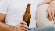 ¿Qué hacer si se consume alcohol adulterado, según los consejos de expertos?