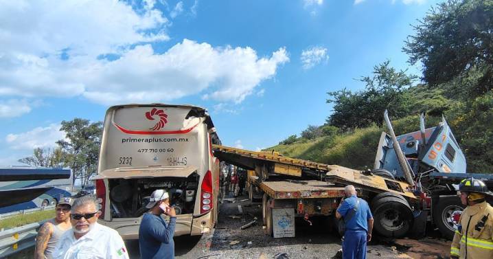 Fuerte choque múltiple en Ocotlán deja 23 personas lesionadas en la Maravatío