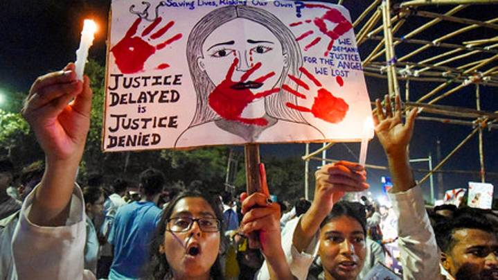 Woman doctor's suicide: Kin demand probe by SIT, trial in Beed co...