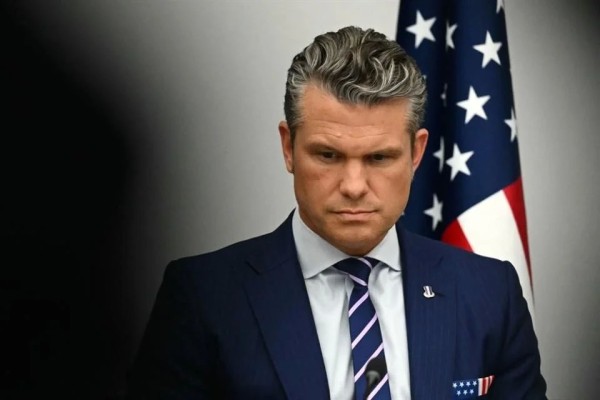 Aterriza de emergencia avión en el que viajaba Hegseth