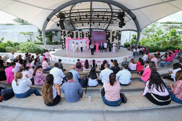 Realizan feria de salud por lucha vs. el cáncer de mama