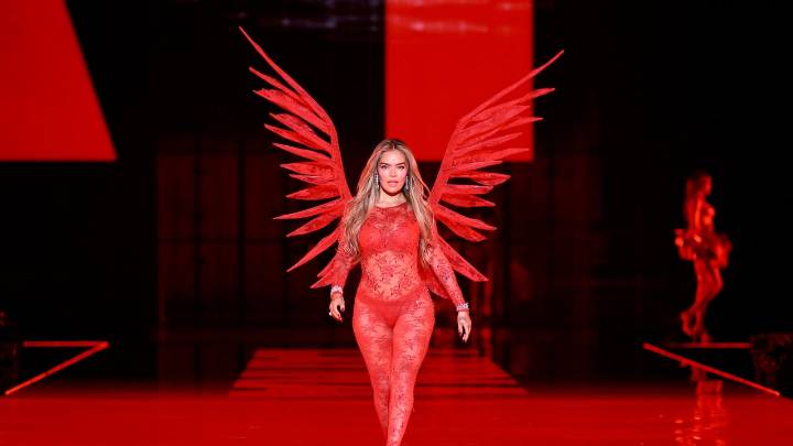 En imágenes: así deslumbró Karol G con su presentación en el Victoria’s Secret Fashion Show