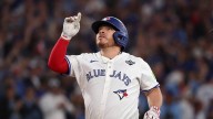 Kirk no deja de hacer historia; ahora fue con su HR en el Juego 1 de la Serie Mundial