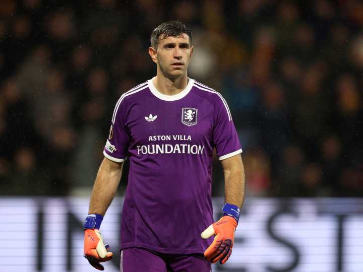Noche difícil para Dibu Martínez y Buendía con Aston Villa: derrota en Países Bajos, chau invicto en la Europa League y penal a las nubes