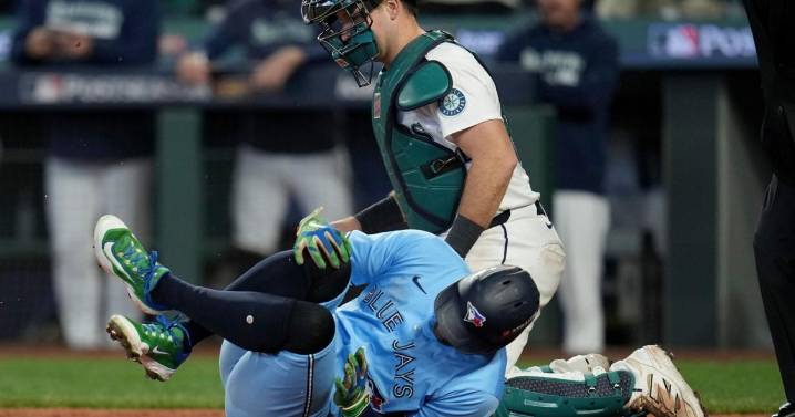 Toronto's George Springer leaves ALCS Game 5 after being hit by kneecap by pitch from Seattle's Woo