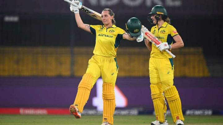 Australian women cricketers panic as uninvited guest shows up during dinner at Indian hotel
