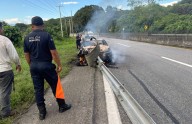 Auto se incendia en carretera Huixtla