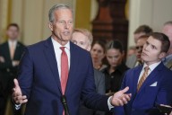 Thune dice que demócratas “sacrificaron al pueblo estadounidense”, pero asegura que “empezarán a quebrarse”