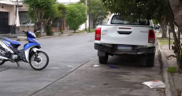 Murió una motociclista tras chocar con una camioneta estacionada en Aniceto Latorre