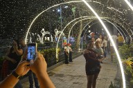 Maturíneses felices con decoraciones para Navidad