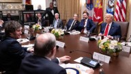 "America First" se está convirtiendo en "Trump first" mientras el presidente aspira al poder global