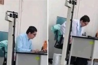 Médico del IMSS se pone la bata, ocupa el lugar de su asistente y da consultas