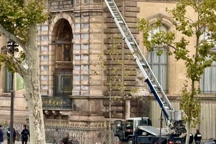 Louvre shuts to visitors after daylight jewel heist