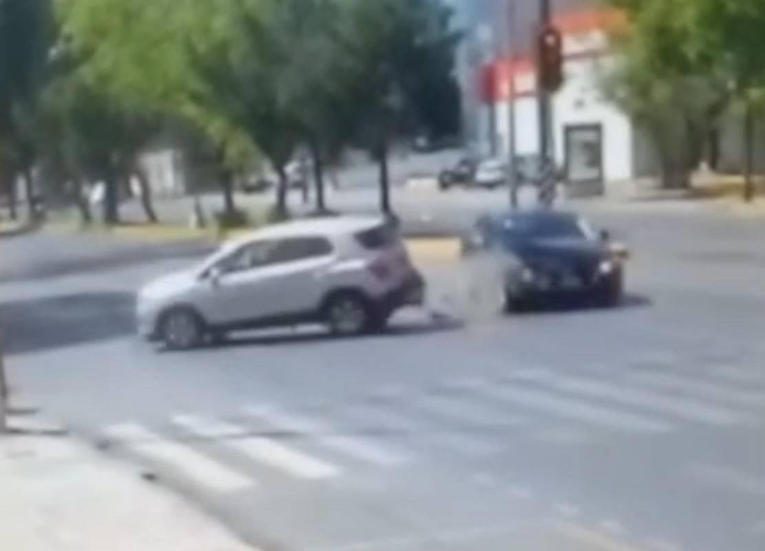 Saltillo: imprudente conductora provoca choque al pasarse la luz roja en pleno V. Carranza (VIDEO)