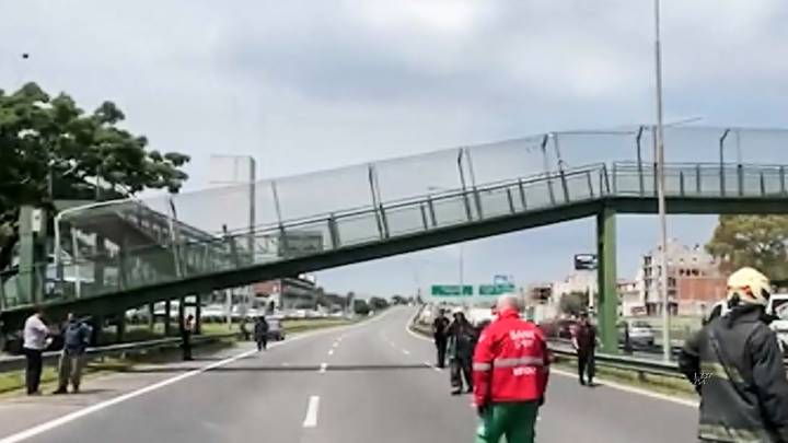 Choque y derrumbre de un puente en General Paz