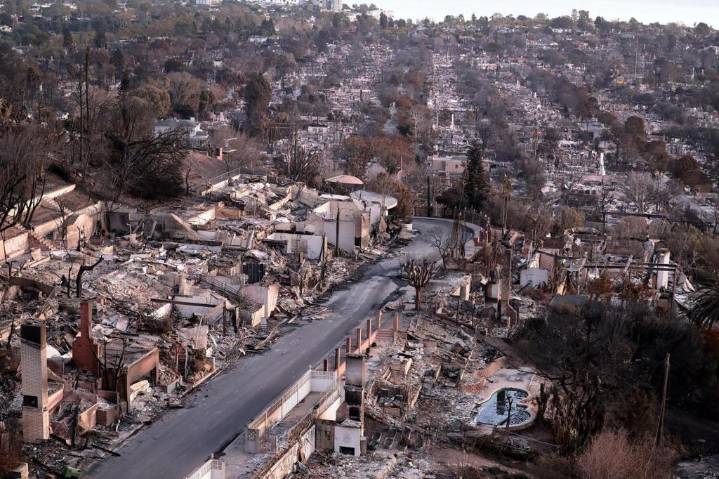 After Palisades fire hydrants went dry, LAFD faced costly delays in getting more water