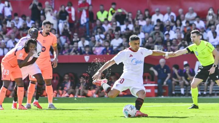 Las dos jugadas polémicas que el Barça protesta tras caer ante el Sevilla: un dudoso penalti y una posible falta previa